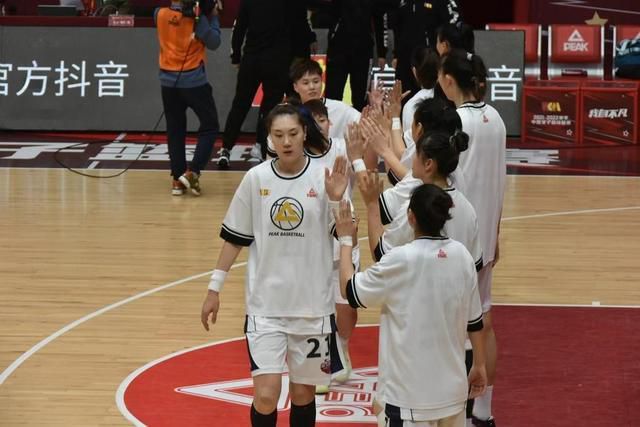 白老五把最后一块玉米饼吞下肚，大声道：出征啊。